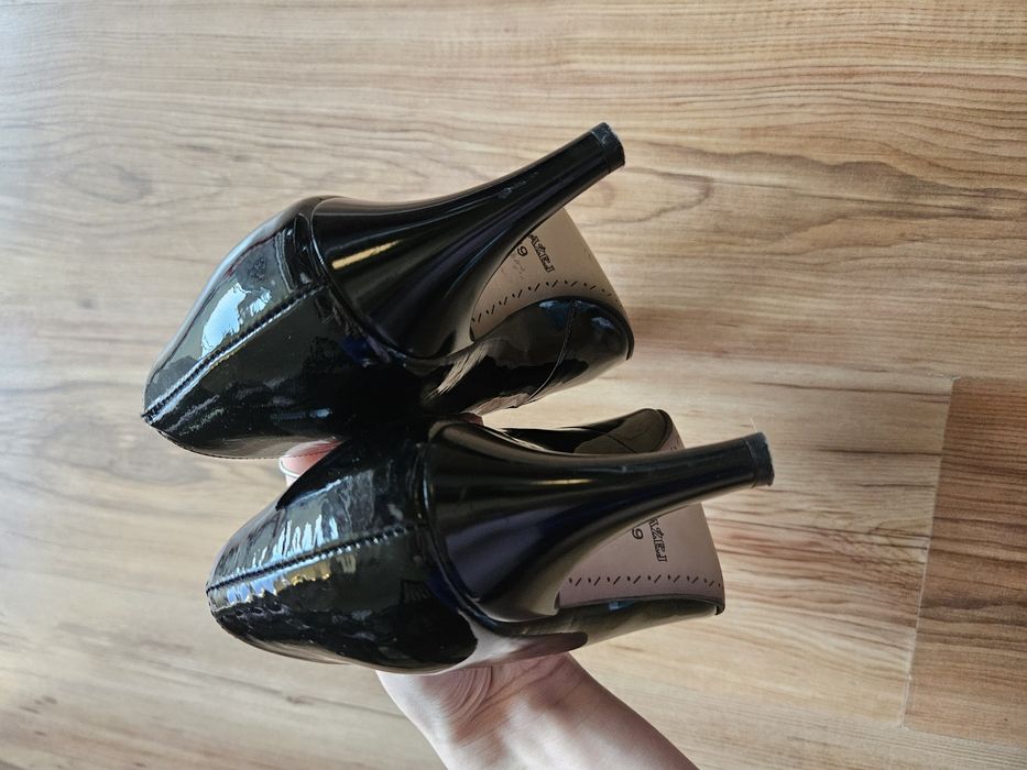 Lakierowane skórzane czarne szpilki