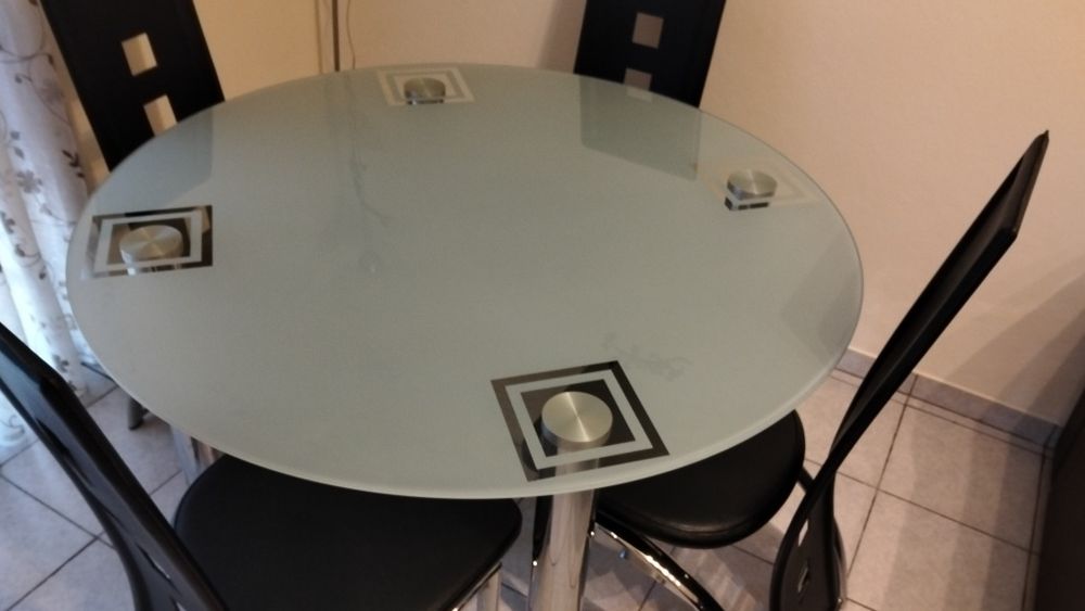 Mesa de sala redonda medida 120*75de altura+4 cadeiras