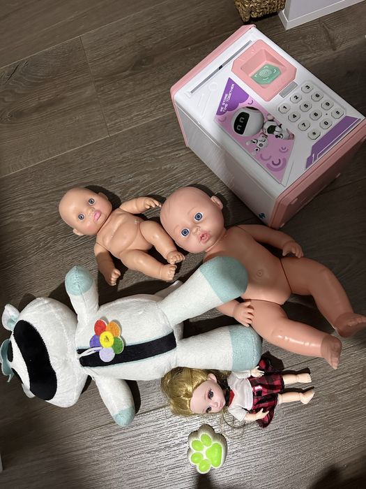 Іграшки дитячі (сейф, ляльки)