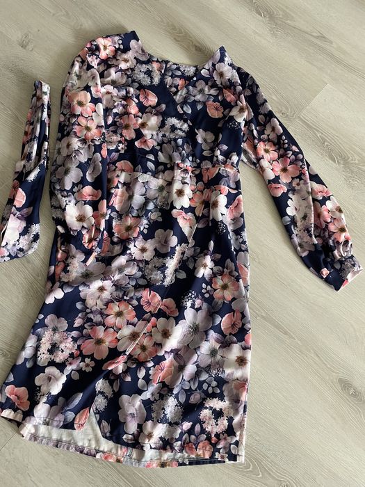 Сукня з V-образним вирізом