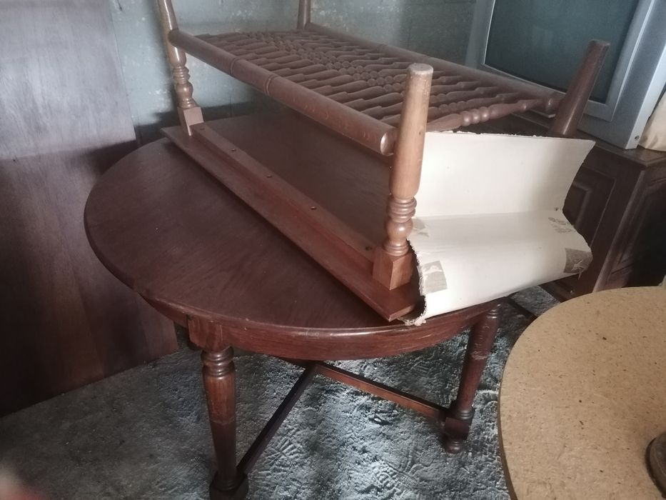 Mesa redonda e 4 cadeiras