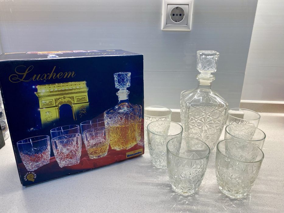 Conjunto de jarro e copos de uísque