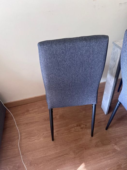 Cadeiras novas a cor nao combina com a mesa.