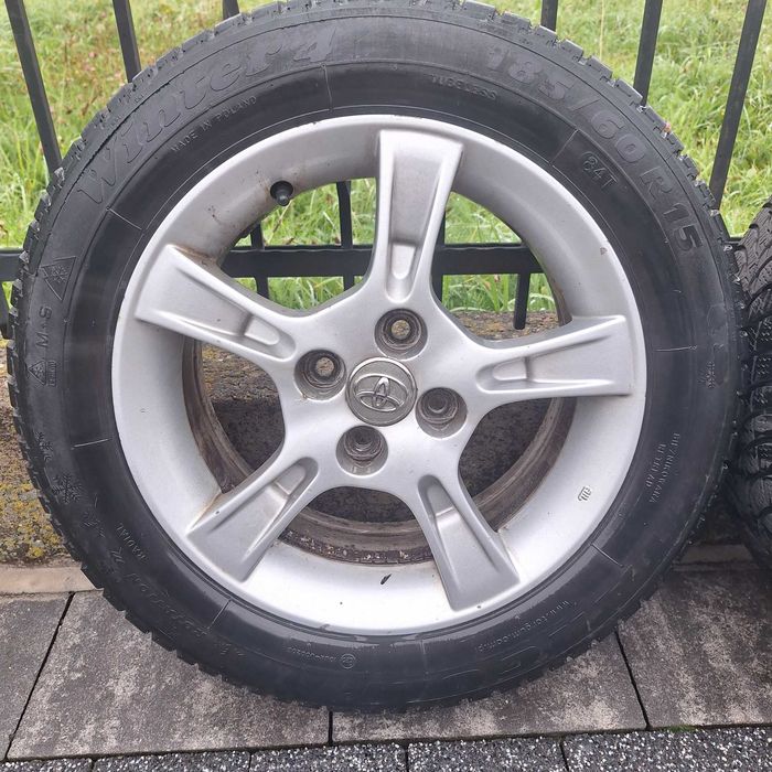 Alufelg 15 z oponami zimowymi Toyota Yaris 2