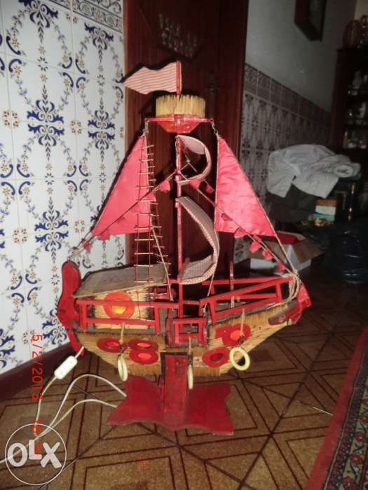 vendo barco construido  com madeira e fosforos
