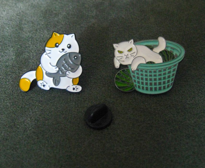 Pin Metálico Gatos a Brincar NOVO