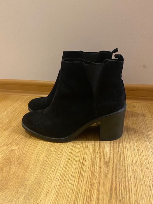Czarne botki zamszowe nr 39 Stradivarius