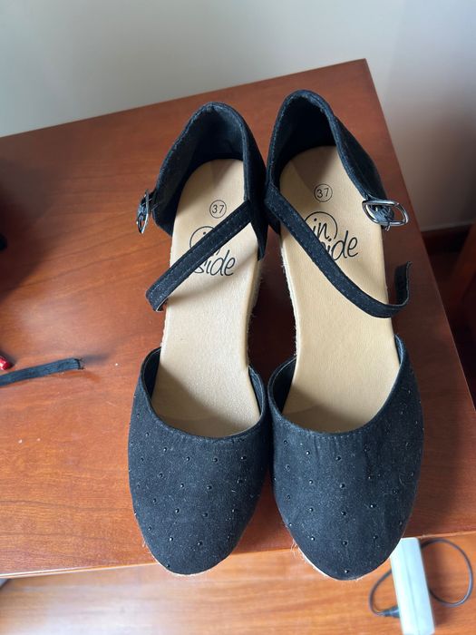 Sapatos com cunha praticamente novos,
