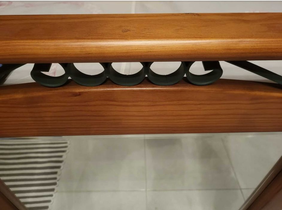 Espelho com moldura de madeira maçica