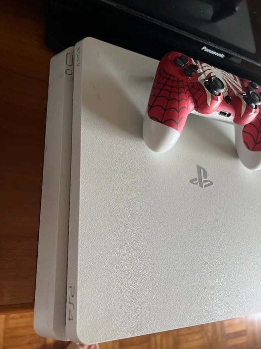 PS4 com 6 Jogos e Acessórios