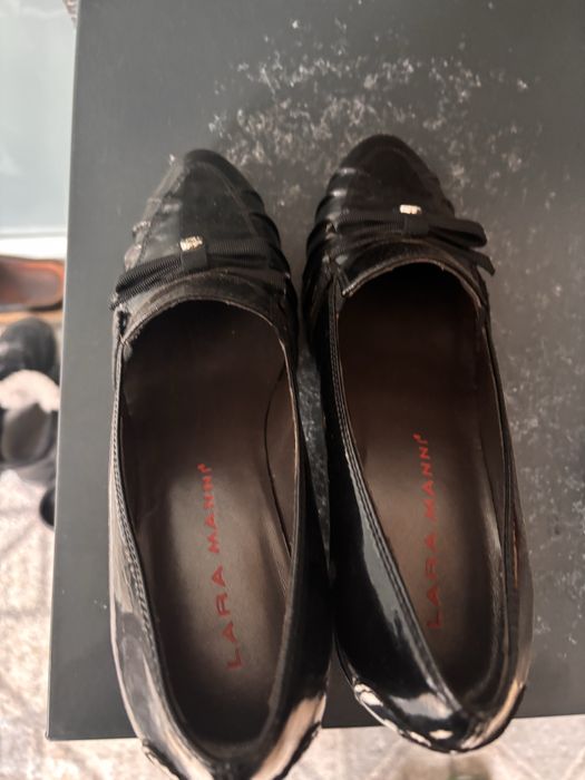 2 різні пари черевик (одні 38, інші 39)