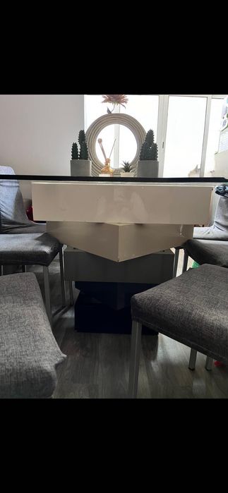 Mesa de jantar quadradas (140x140) Design abstrato e tampo de vidro