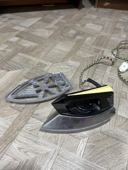 Праска утюг электрич. з підставкою1984 г