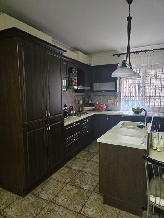 Кухня з вмонтованими побутовою технікою