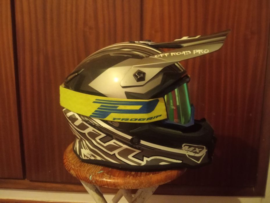 Capacete de motocross com óculos.