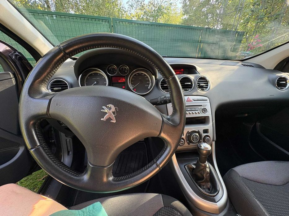 samochód Peugeot z 2012 roku