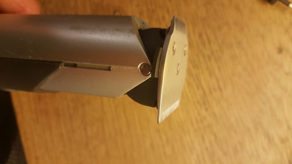 Máquina de aparar a barba e barbear Braun EP 100