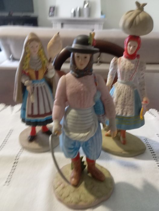 Estatuetas dos trajes regionais de Portugal*coleções philae