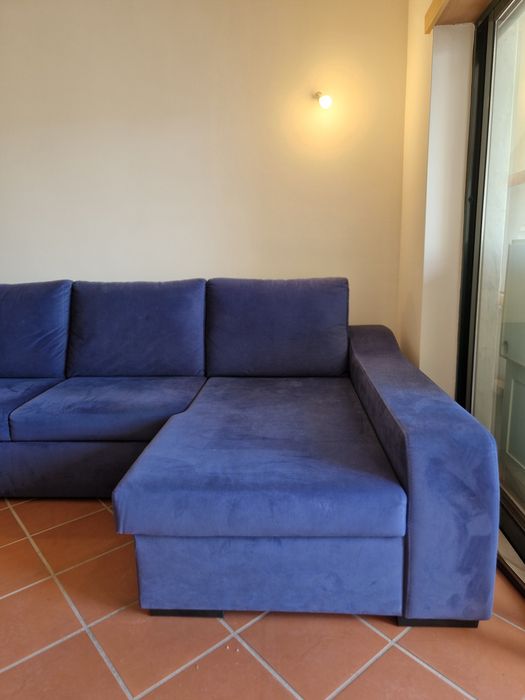 Sofá-cama azul escuro com chaise-longue