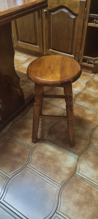 Mesa e quatro bancos em madeira