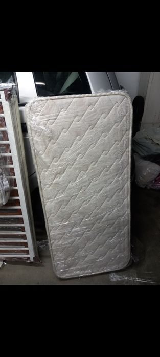Berço com colchão de molas
