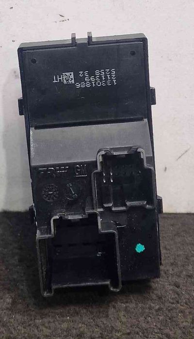 Comando / Botão / Interruptor Vidros Frente Direito 13301886 - OPEL ASTRA J