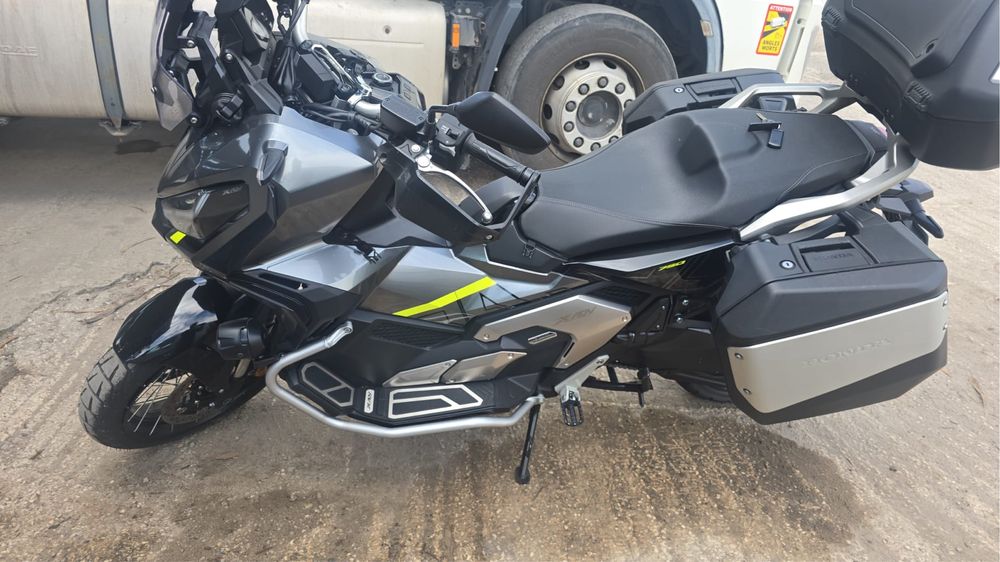 HONDA X ADV R de 2024 com 18000kms como nova