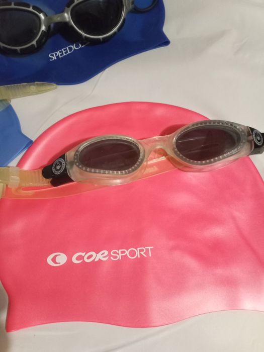 Шапочки та окуляри для плавання у басейн.