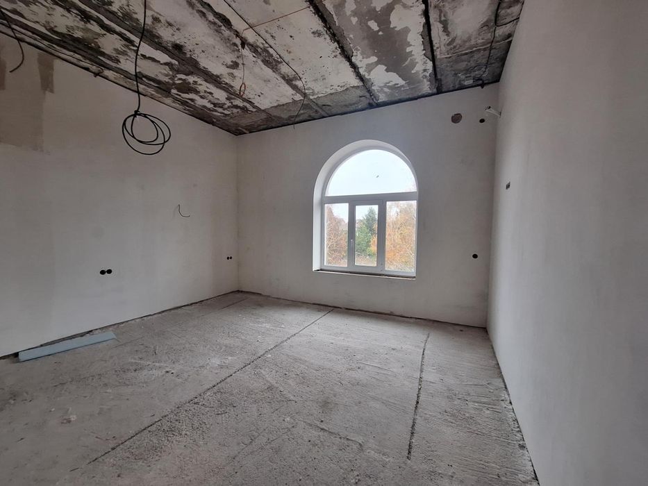 Окремо розташована будівля 1300 м² на виїзді до Дніпра