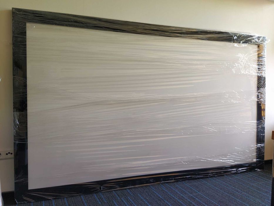 Ekran projekcyjny stały 104-106" 16:9 Czarna zamszowa rama PREMIUM