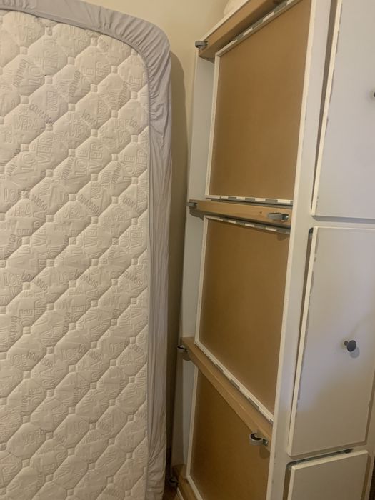 Cama de solteiro com colchao e gavetas, ja desmontada