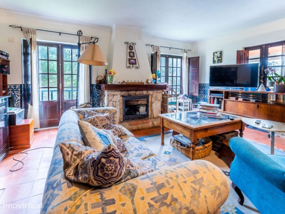 Moradia única inserida em lote de terreno junto à nascente do Rio A...