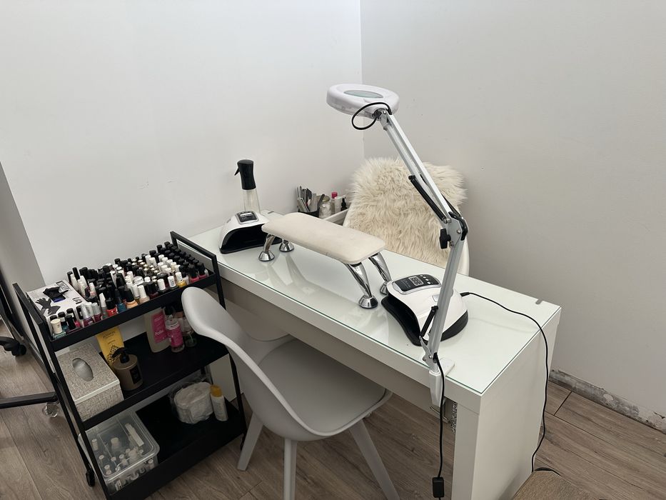 Aluga-se mesa de  manicure