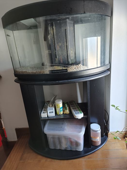 Aquario grande com móvel