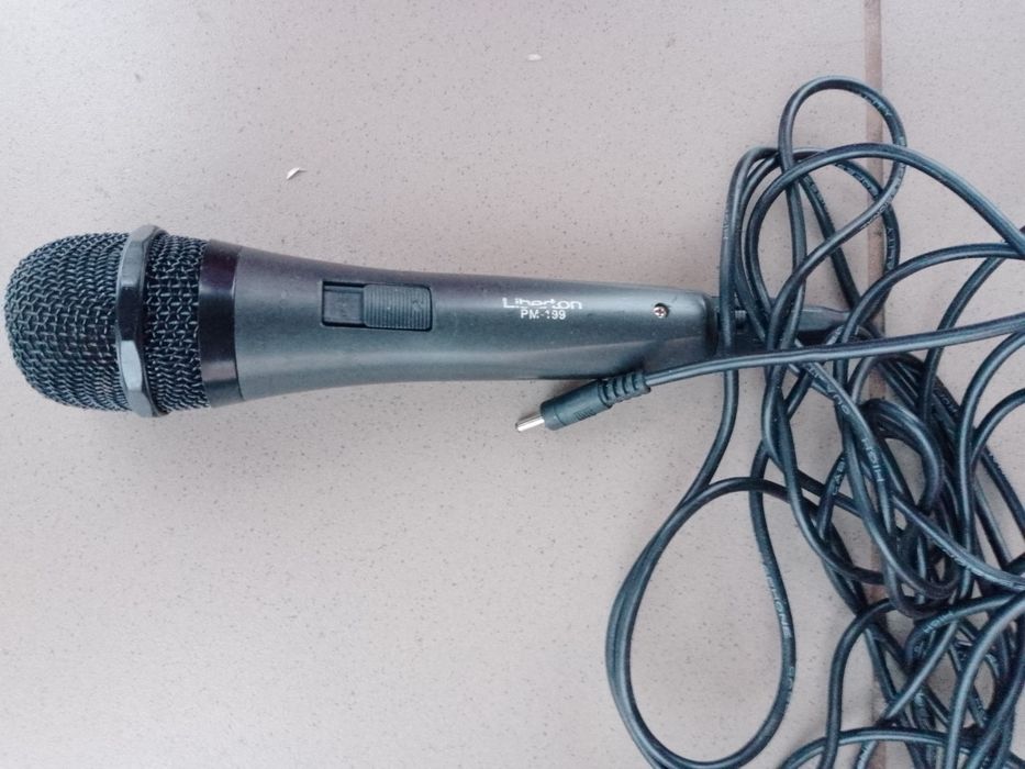 Плати комп'ютера та мікрофони.