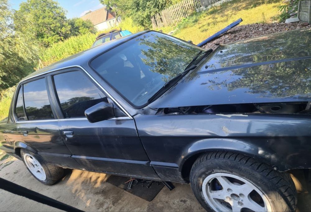 Продам BMW e30 на ходу, срочно