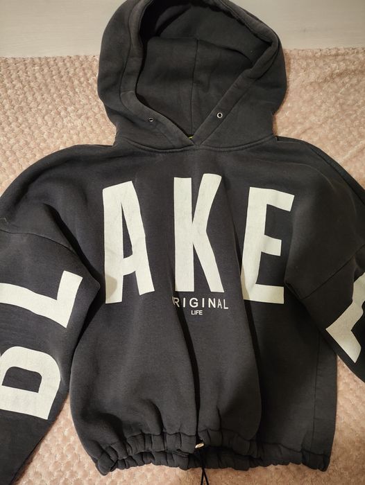 Темно-сіре худі з великим принтом.