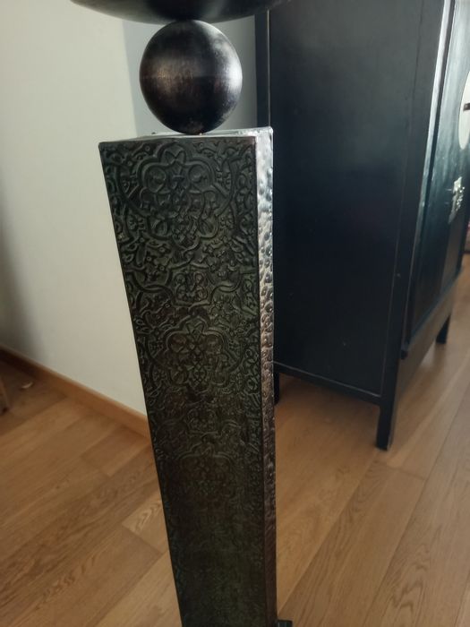 Castiçal de pé em metal