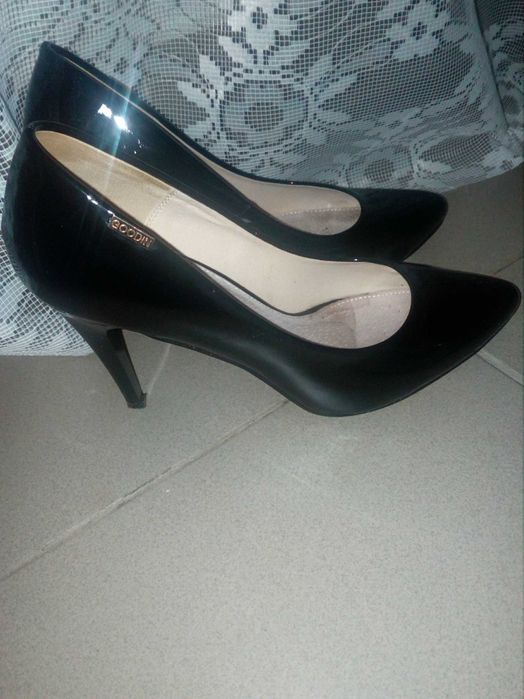 Czarne czółenka szpic