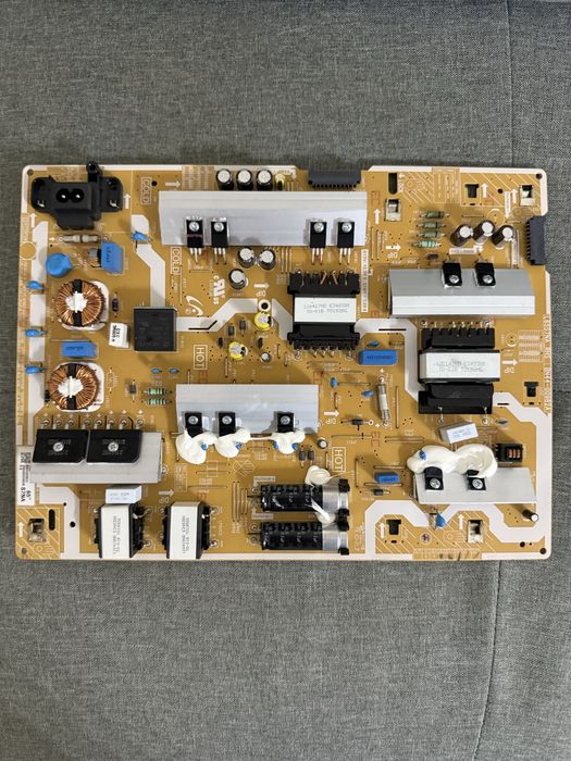 Diverso Material QLED Samsung 65”