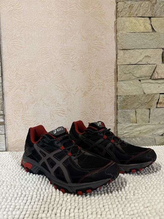 Кросівки asics.