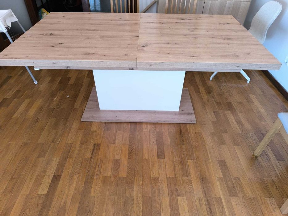 Extendable Table with Central Leg