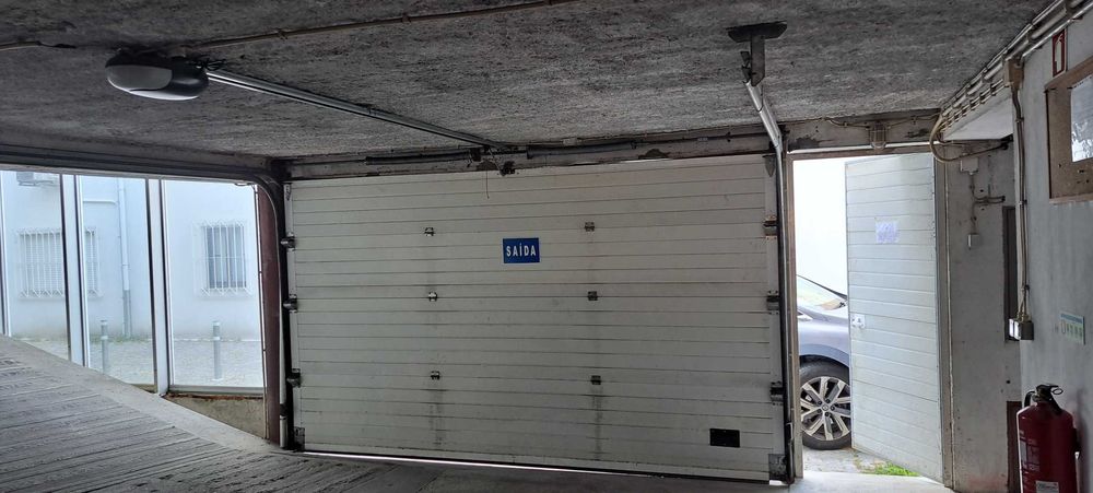 Garagem no centro de Viana  (perto da ponte antiga)