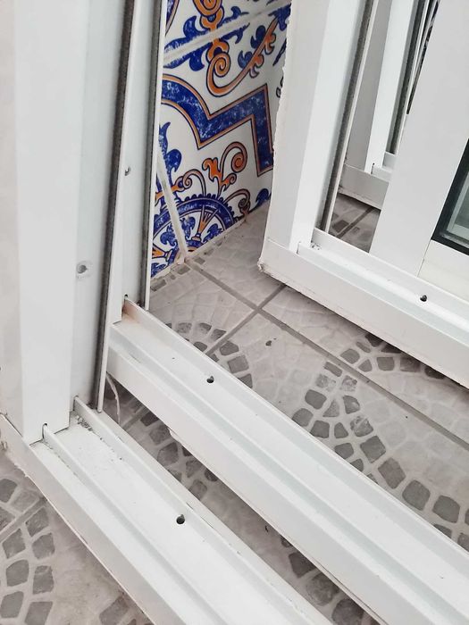 Janelas de alumínio, de vidro duplo & c/ molduras - USADAS