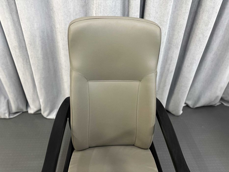 Сіре м'яке шкіряне крісло-реклайнер з підніжкою/шкіряні крісла/меблі