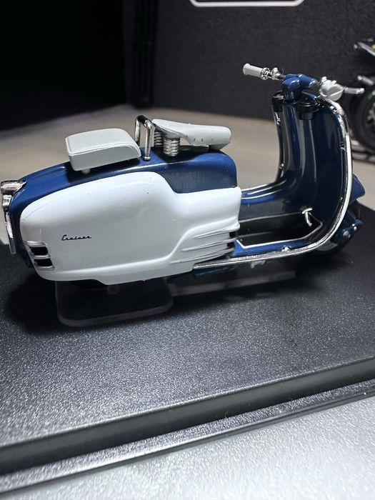 Miniatura Ducati Scooter Cruiser de 1951 Escala 1/24 made by IXO