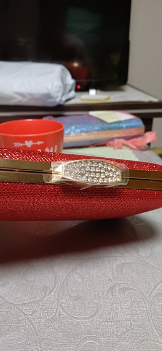 Czerwona brokatowa kopertówka