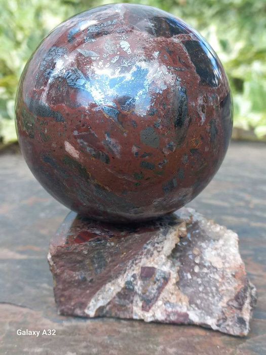 Джеспелітова  брекчія  з  кварцевою жеодою