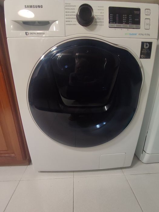 Máquina de lavar e secar roupa Samsung