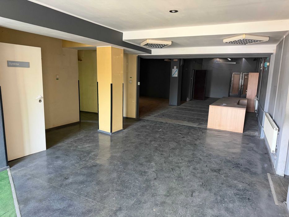 Do wynajęcia lokal handlowo-biurowy o powierzchni 205 m², parter, oddzielne wejście położony w bardzo dobrej lokalizacji - dostęp 24/7